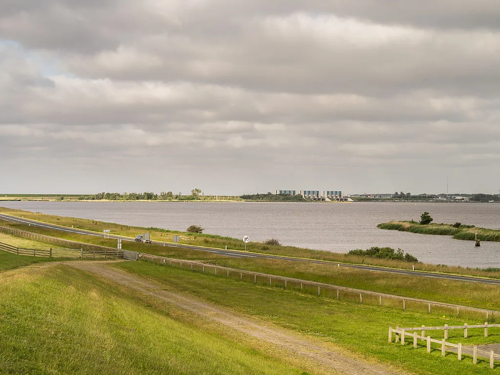 1024px het lauwersmeer vanaf de zeedijk met op de achtergrond de cleveringsluizen cc by sa 30 uberprutser