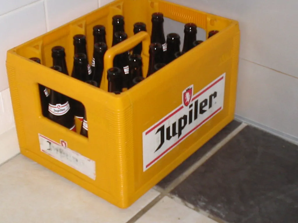 1024px jupiler krat bier krat cc by sa 30 michiel1972