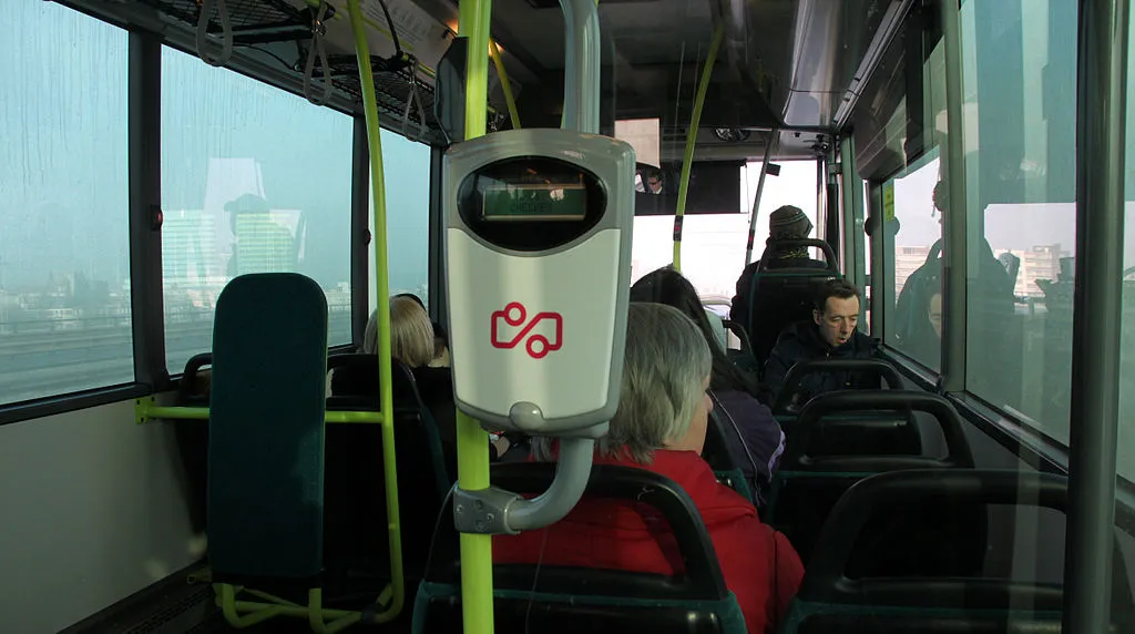1024px ov chipkaart in bus