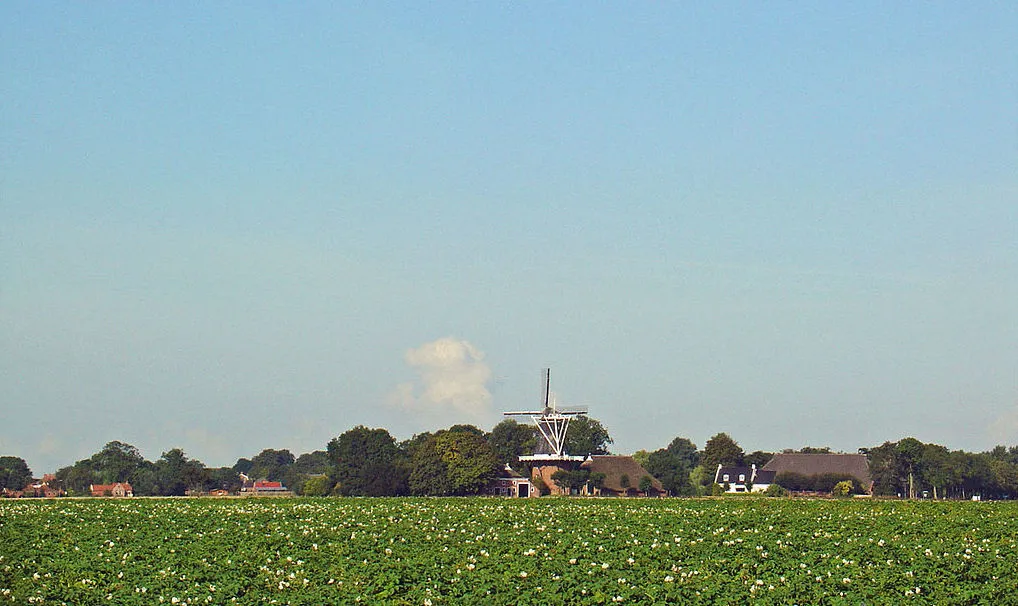 1024px zicht op garsthuizen met molen de hoop gouwenaar publiek domein e1518443357832