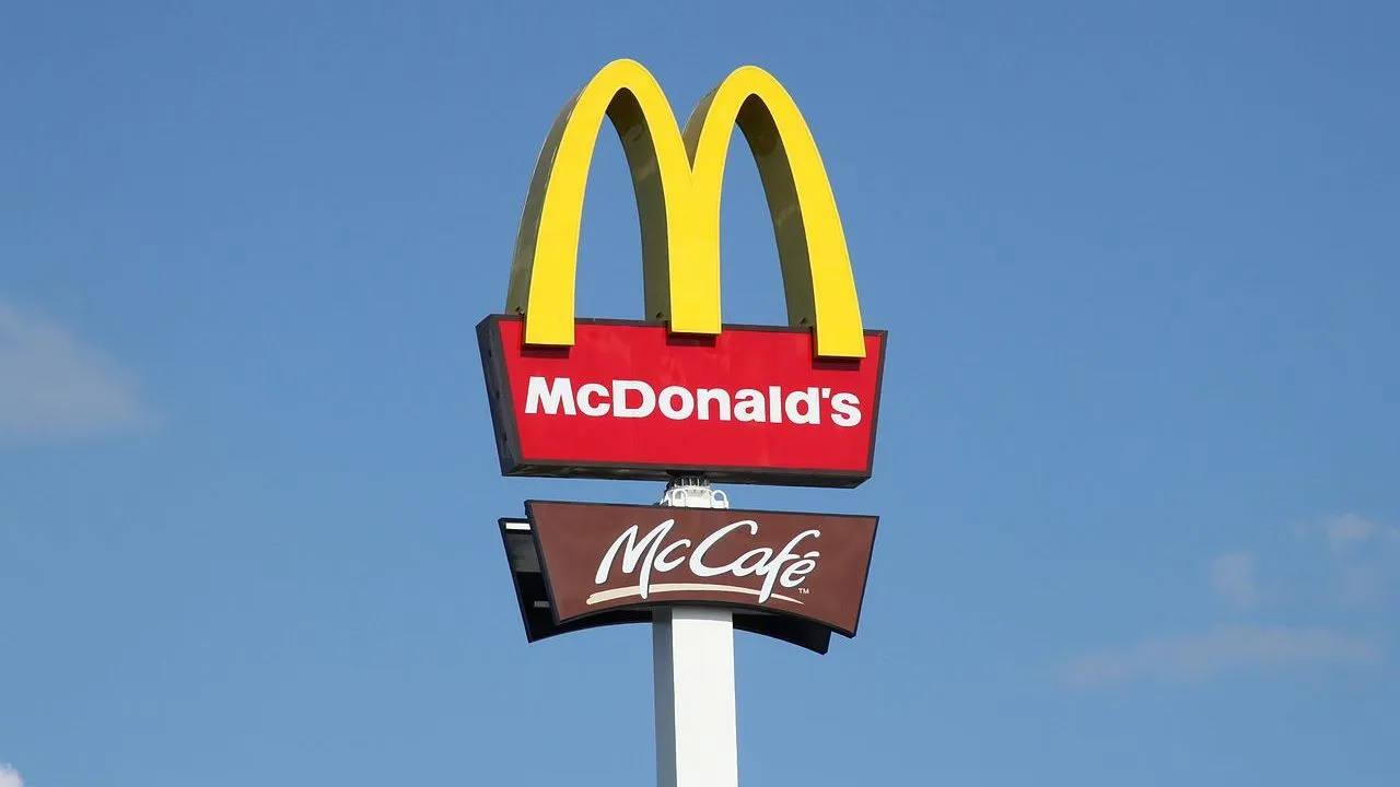 1280px mcdonalds logo targwek cc by sa 30 crusier e1545679688595