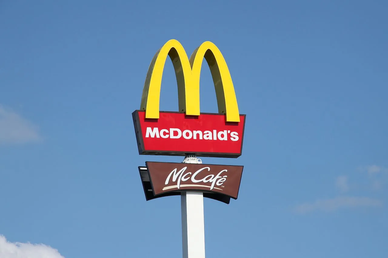 1280px mcdonalds logo targwek cc by sa 30 crusier
