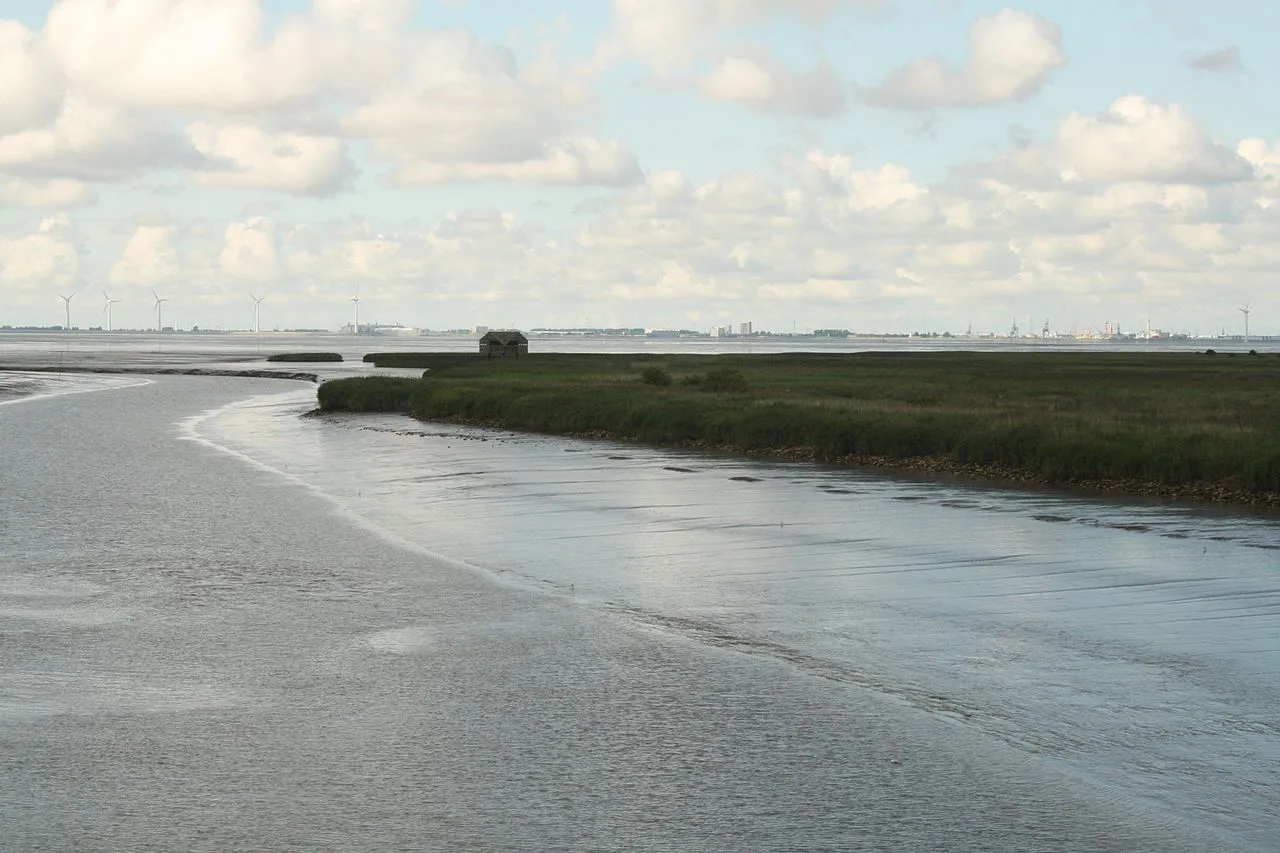 1280px nieuwe statenzijl 11 gezicht op de dollard met vogelkijkhut de kiekkaaste in de verte emden cc by sa 30 jaconed