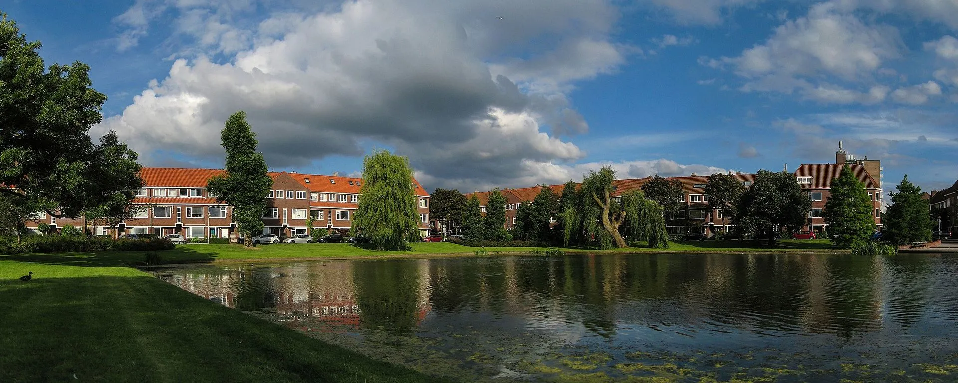 20140629 vijver van brakelplein zeeheldenbuurt groningen nl cc by sa 40 wikipedia commons wutsje