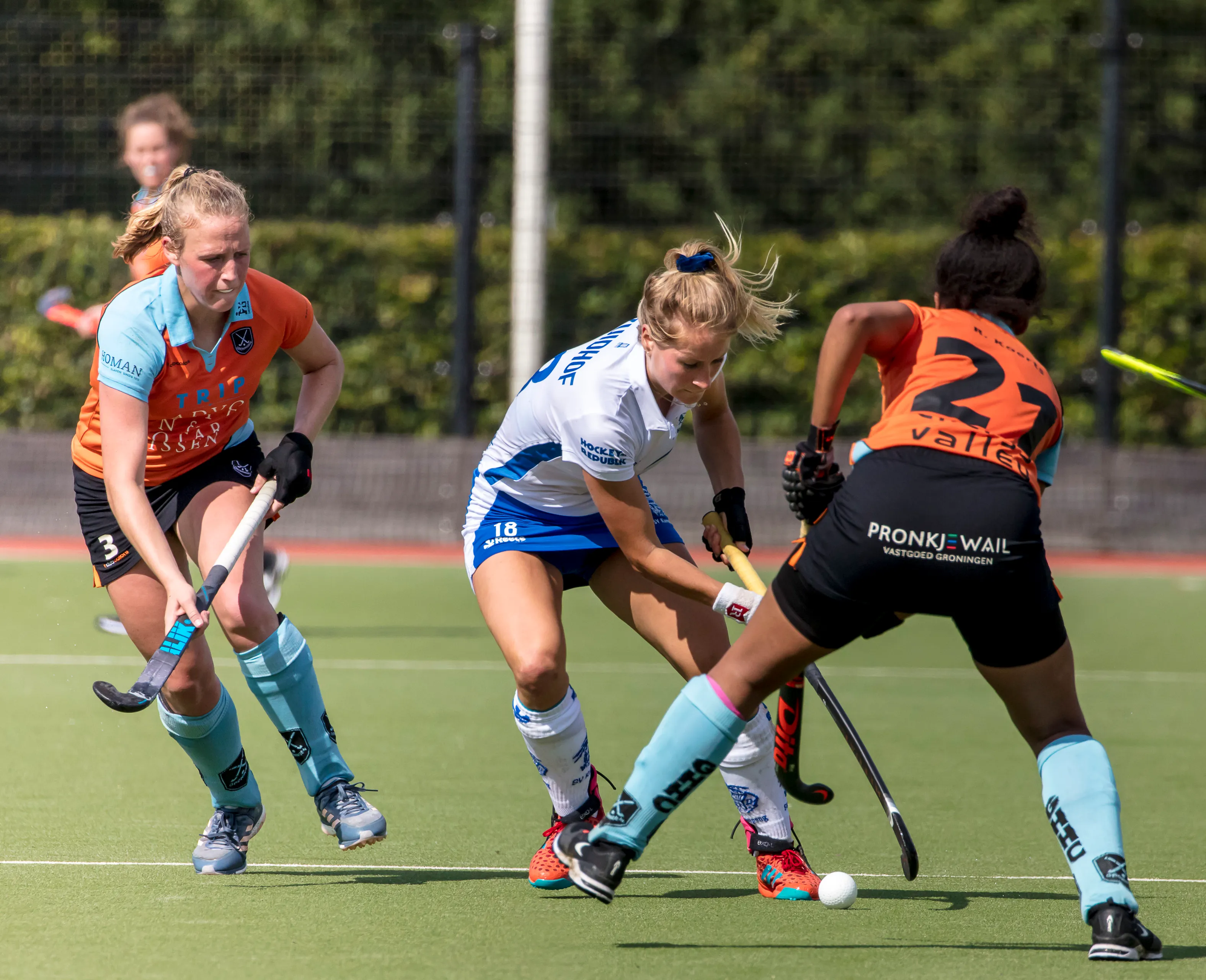 20180902 b9a2624 robine koerts van ghhc verdedigt samen met anouk van den berg een aanvaller van kampong e1535911149917