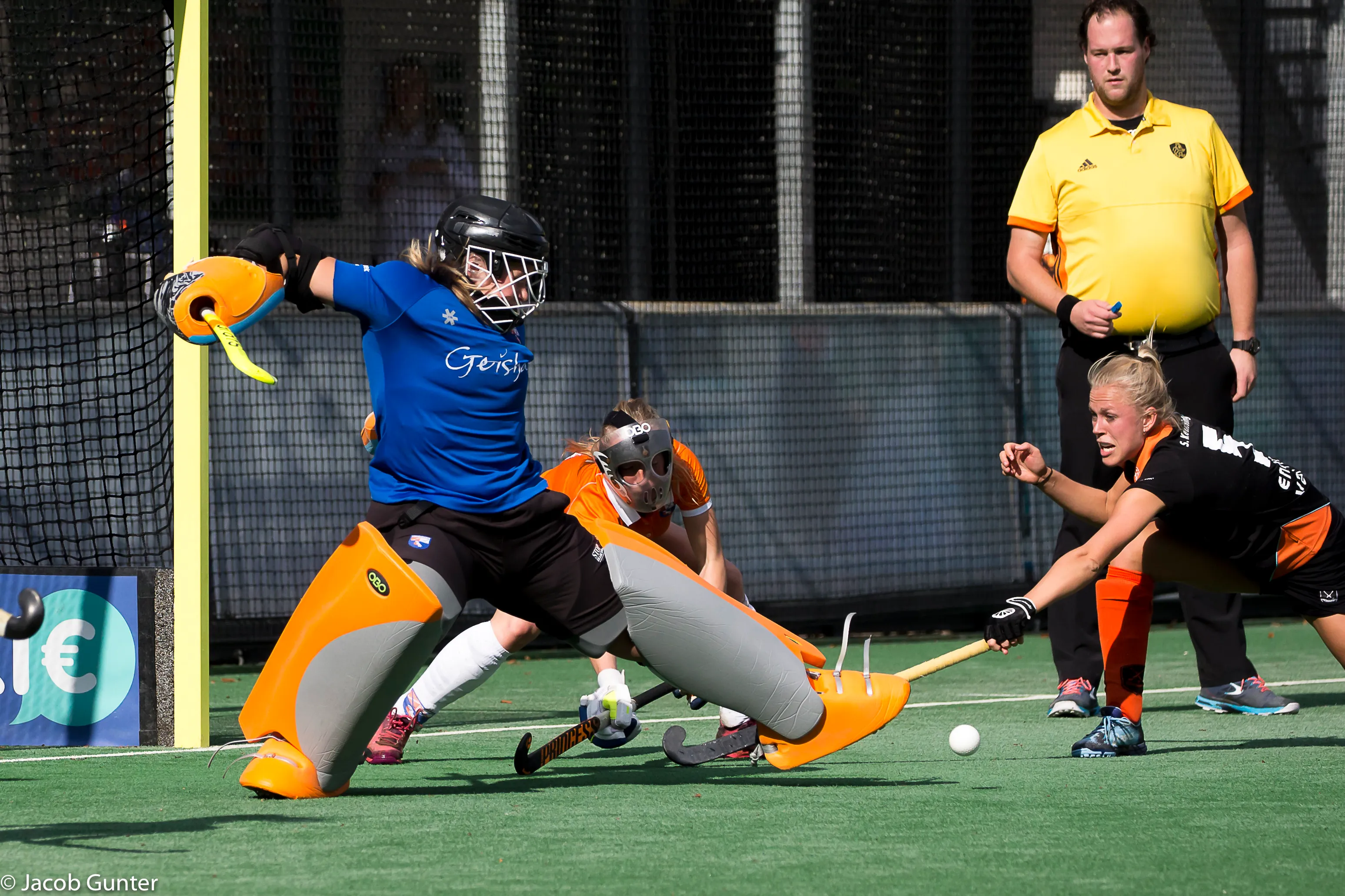 20180930 a16q1134 op de foto susan keuning komt net niet aan de bal bij een van de stafcorners van ghhc groningen