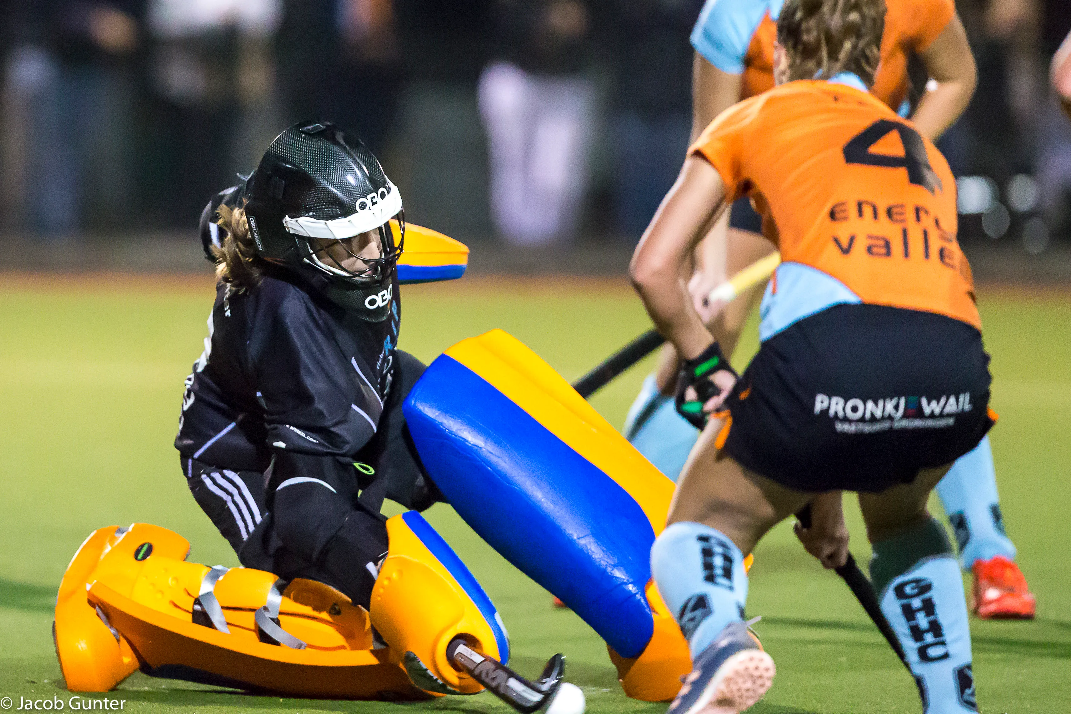 20181005 a16q1433 jantien gunter verdedigt mee in de verdediging van ghhc groningen