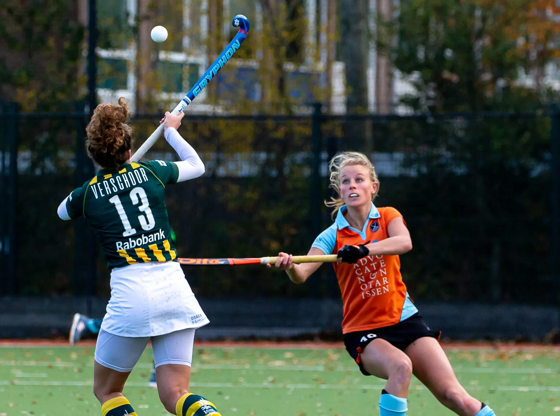 20181111 a16q4173 julia verschoor pakt de bal in de lucht net voor marle brenkman e1542026723464