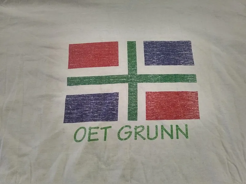 800px oet grunn groninger provincial flag white t shirt 02 cc by sa 40 wikipedia commons donald trung