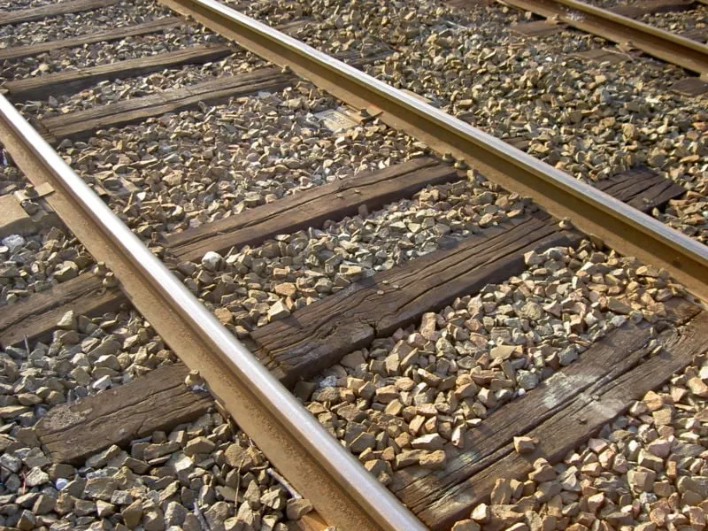 800px rail track cc by sa 30 alain caraco