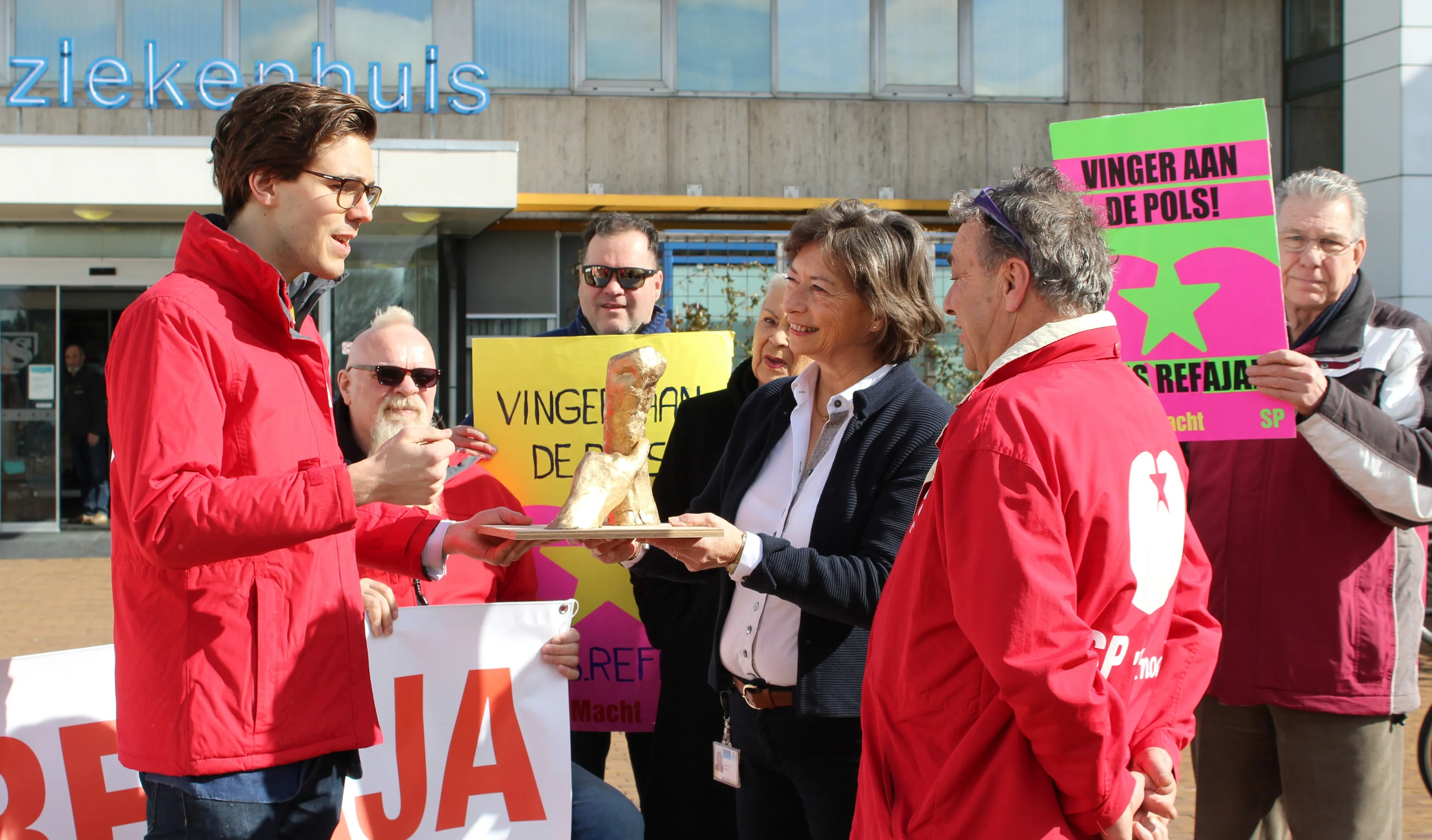 actiecomite ons refaja aanbieden gouden vinger aan de pols 10 maart 2017