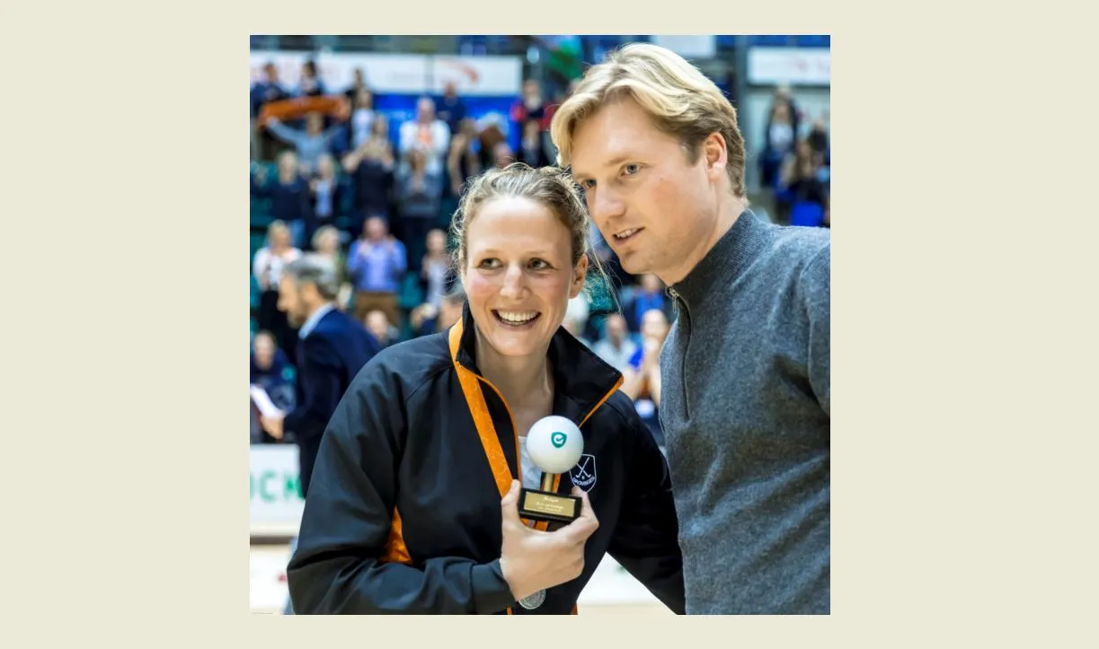 anouk van den berg van dames 1 van ghhc die de prijs van de beste zaalhockeyspeelster van het seizoen 2016 2017 krijgt uitgereikt