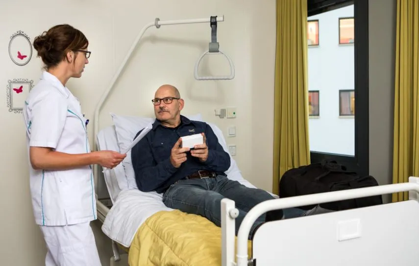 apothekersassistente geeft uitleg op verpleegafdeling