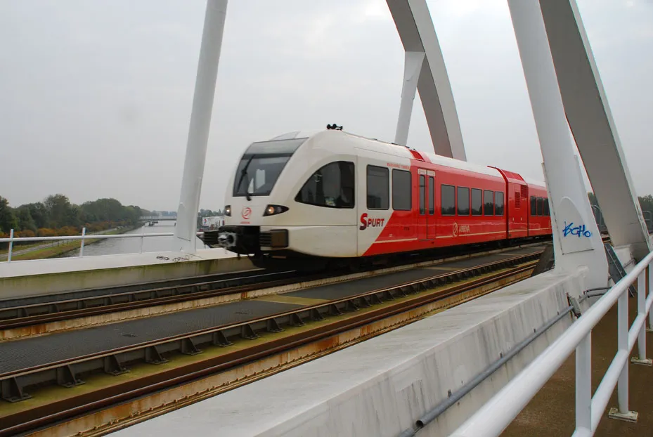 arrivatrein over spoorbrug