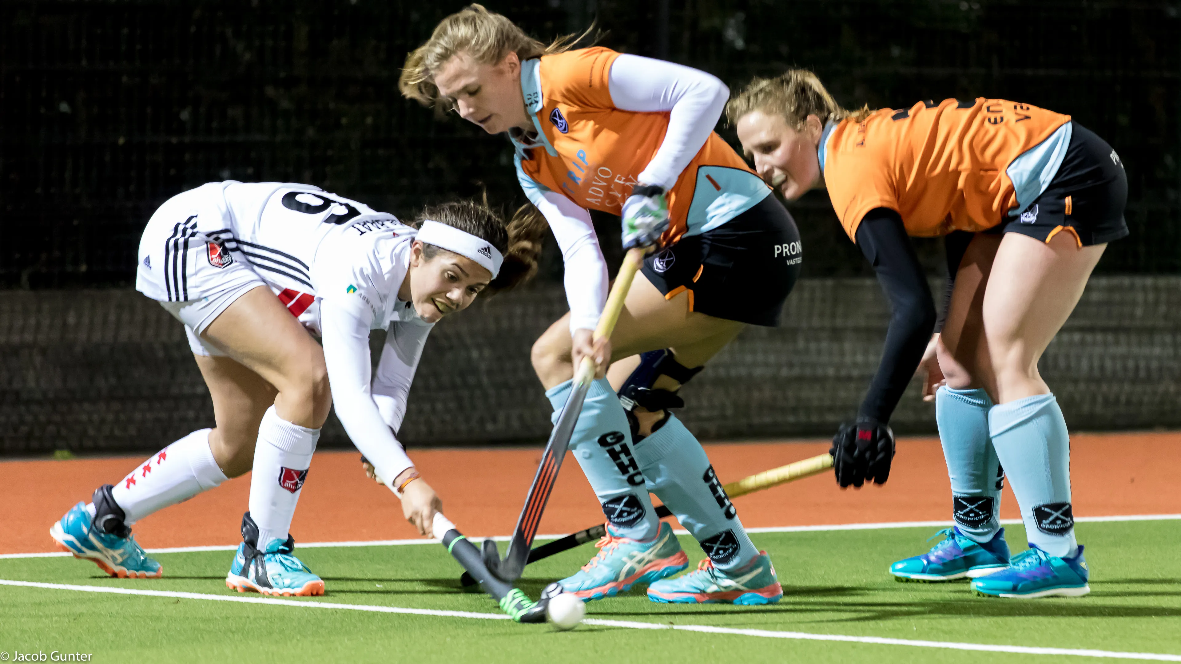 b9a0677 laura van weeren van ghhc in gevecht om de bal met noor de baat terwijl anouk van den berg rugdekking geeft