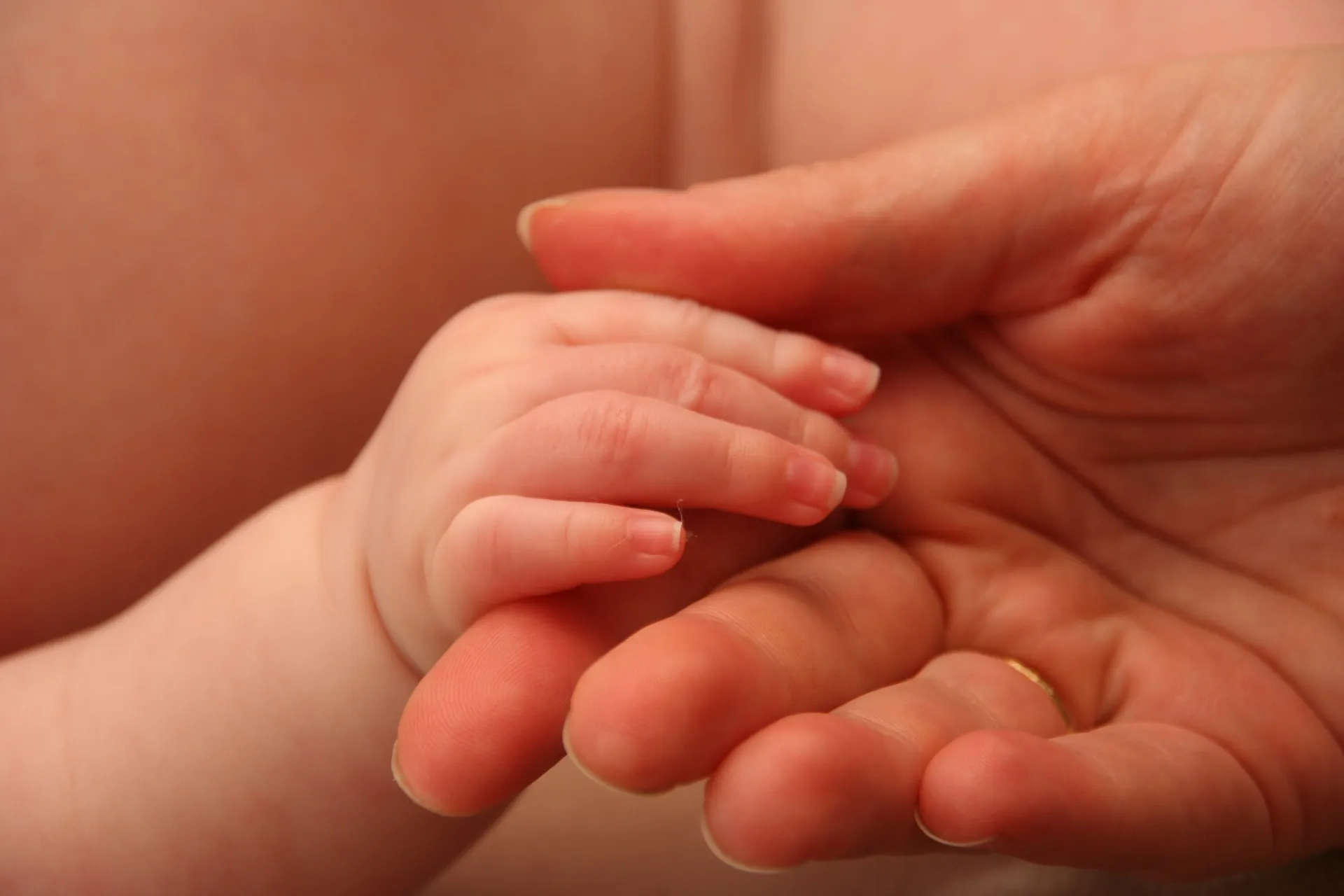 baby 2739294 1920 hand jeugdhulp capturing life as it happens via pixabay