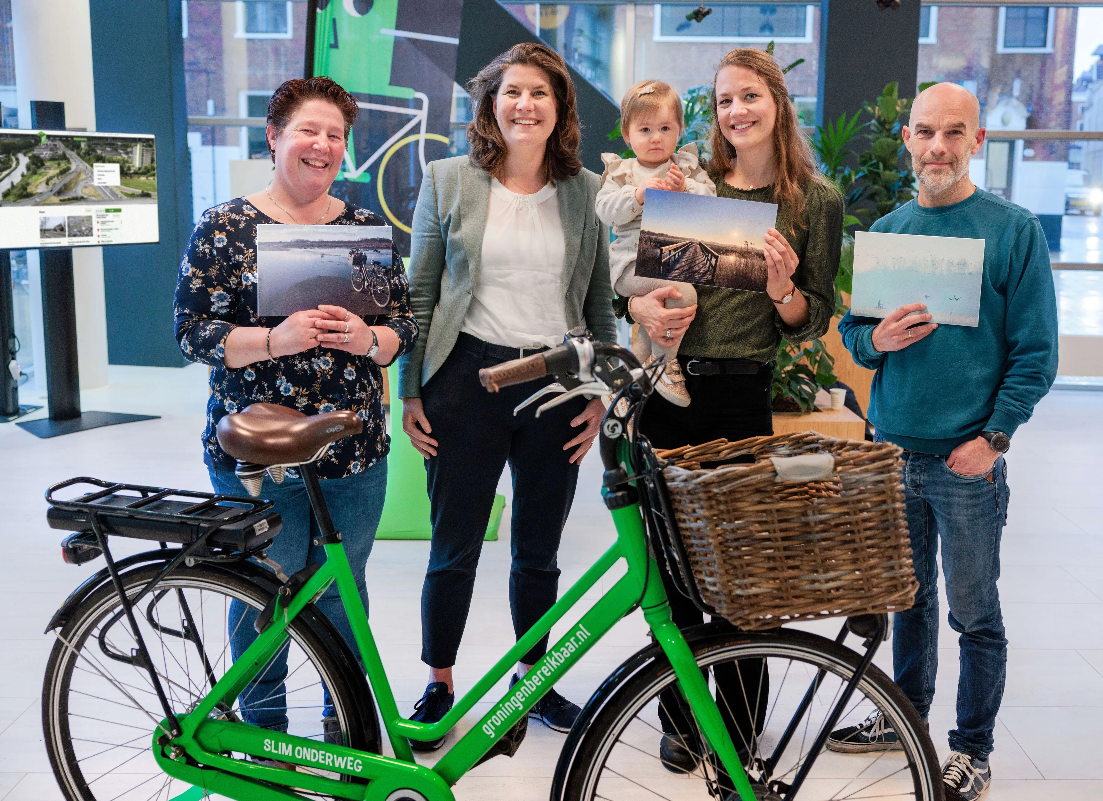 beeld prijswinnaars fotoactie fiets de winter door bekend winnaars heleen kuipers patricia ots en gert jan rodenboog samen met gedeputeerde fleur graper van koolwijk fotograaf jan buwalda