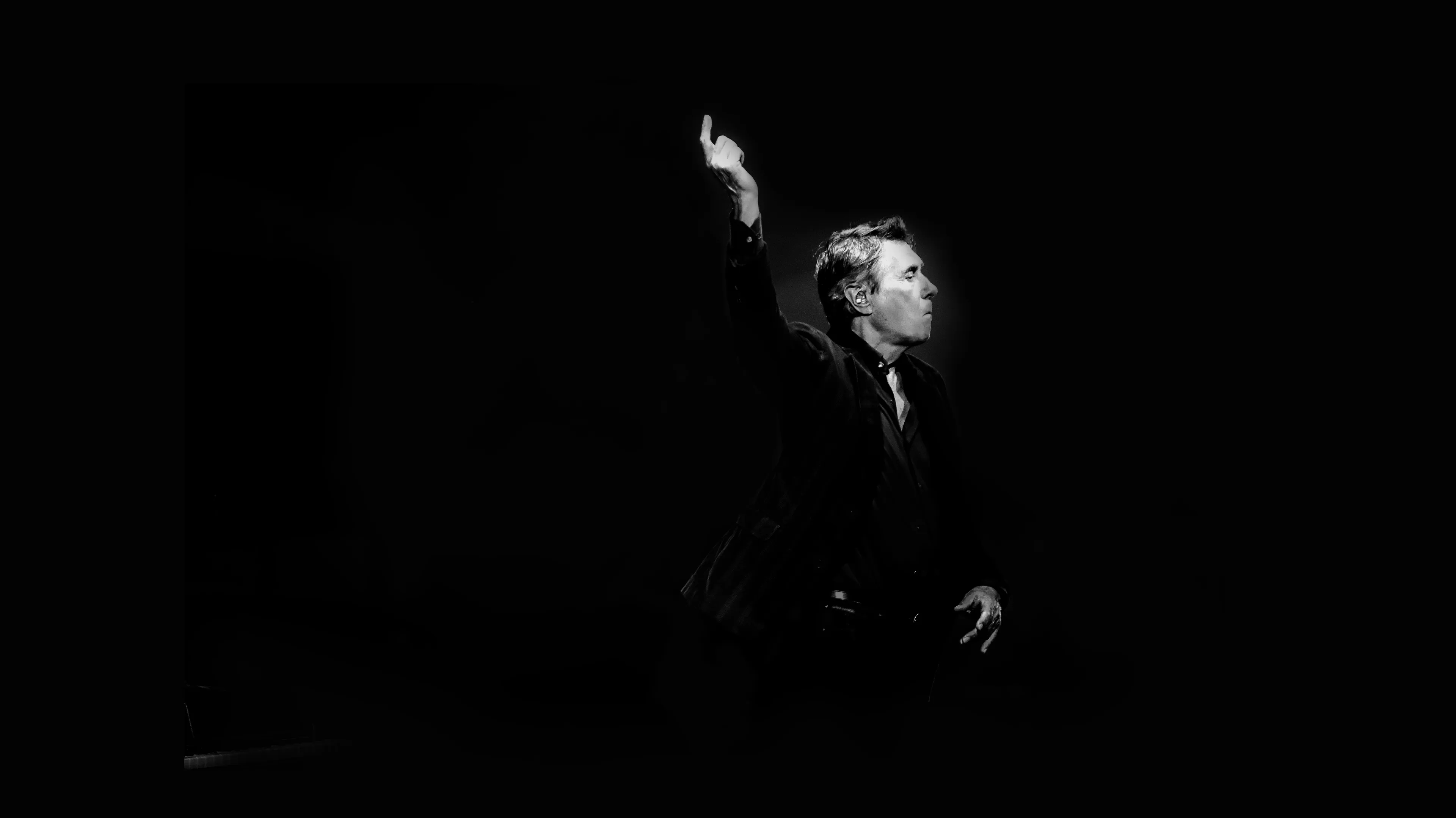 bf hand in air photo 002 bryan ferry e1539193309867
