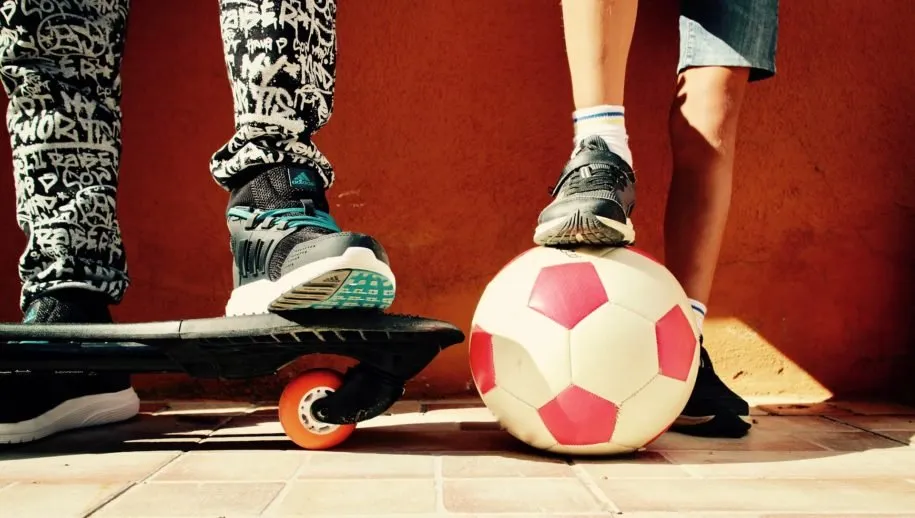 buitenspelen boys 2769553 1920 915x518 foto image by luisella planeta leoni from pixabay