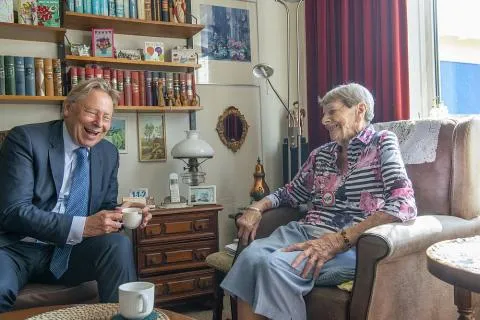 burgemeester den oudsten bezoekt mevrouw bos van der laan