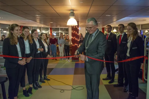 burgemeester koen schuiling heeft woensdag 20 november de 25e editie van happietaria geopend aan de henri dunantlaan