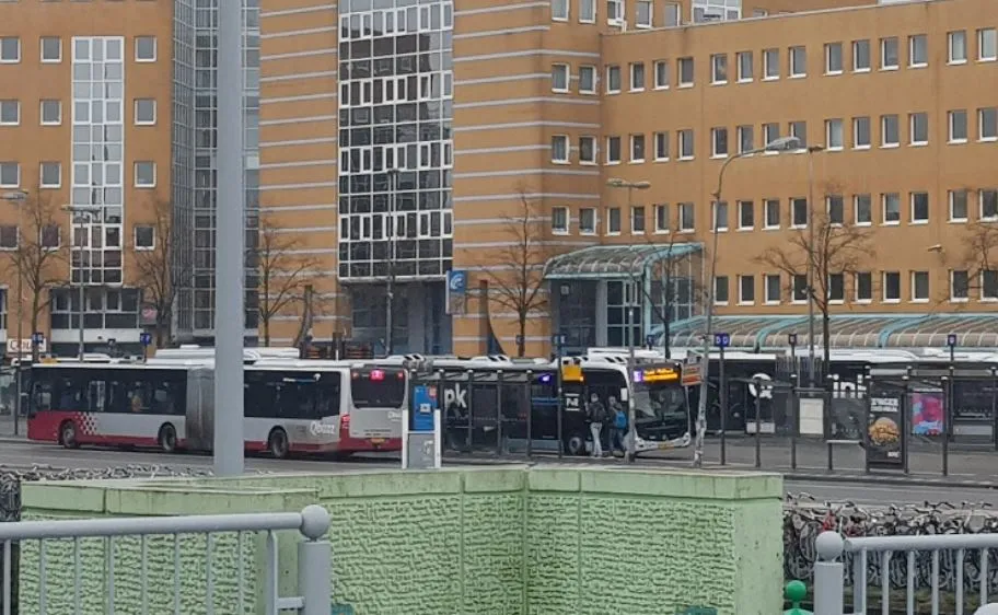 busstation vanaf groninger museum