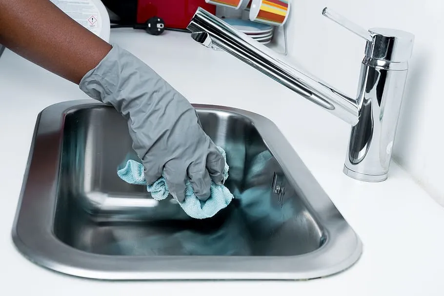 cleanliness maid maintains cleaning schoonmaken desinfectie thuis zorg verpleegkunde
