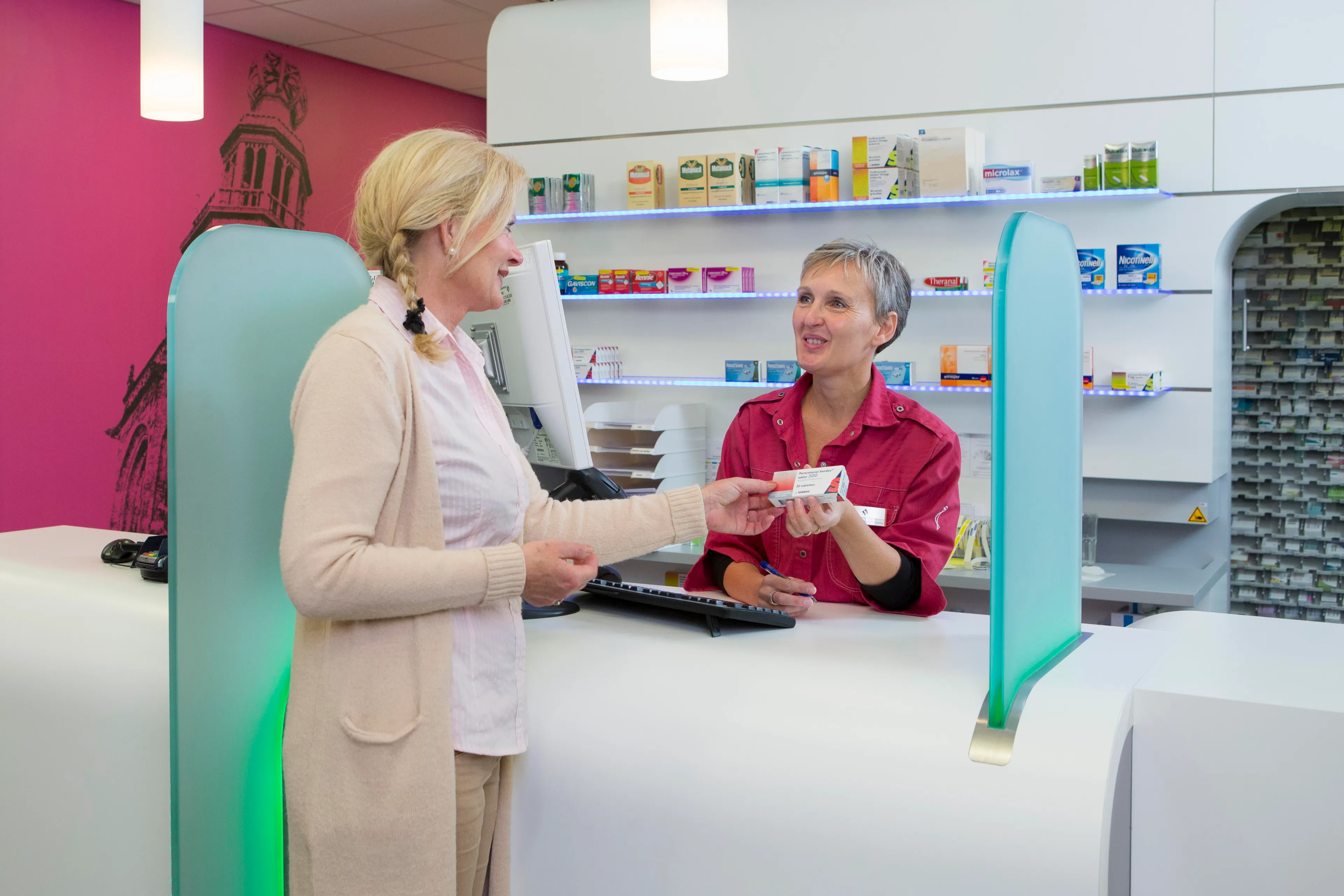corp foto 18 patient haalt medicijnen bij apotheek