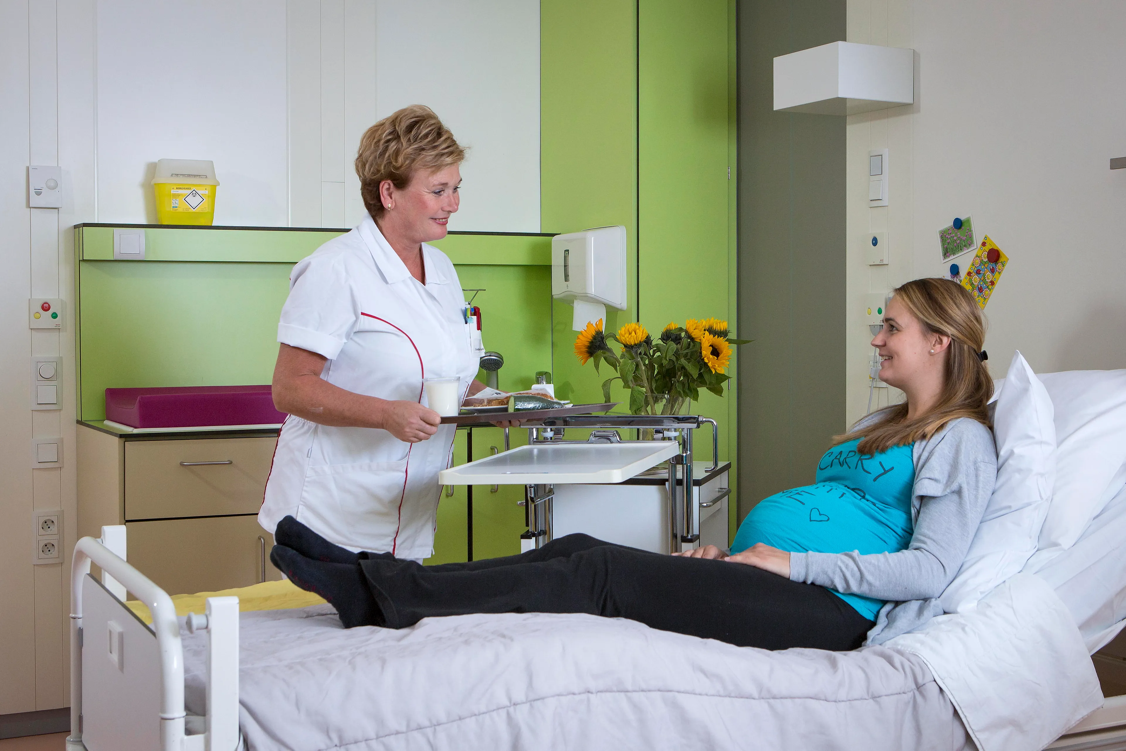 corp foto 7 voedingsassistent reikt maaltijd aan2