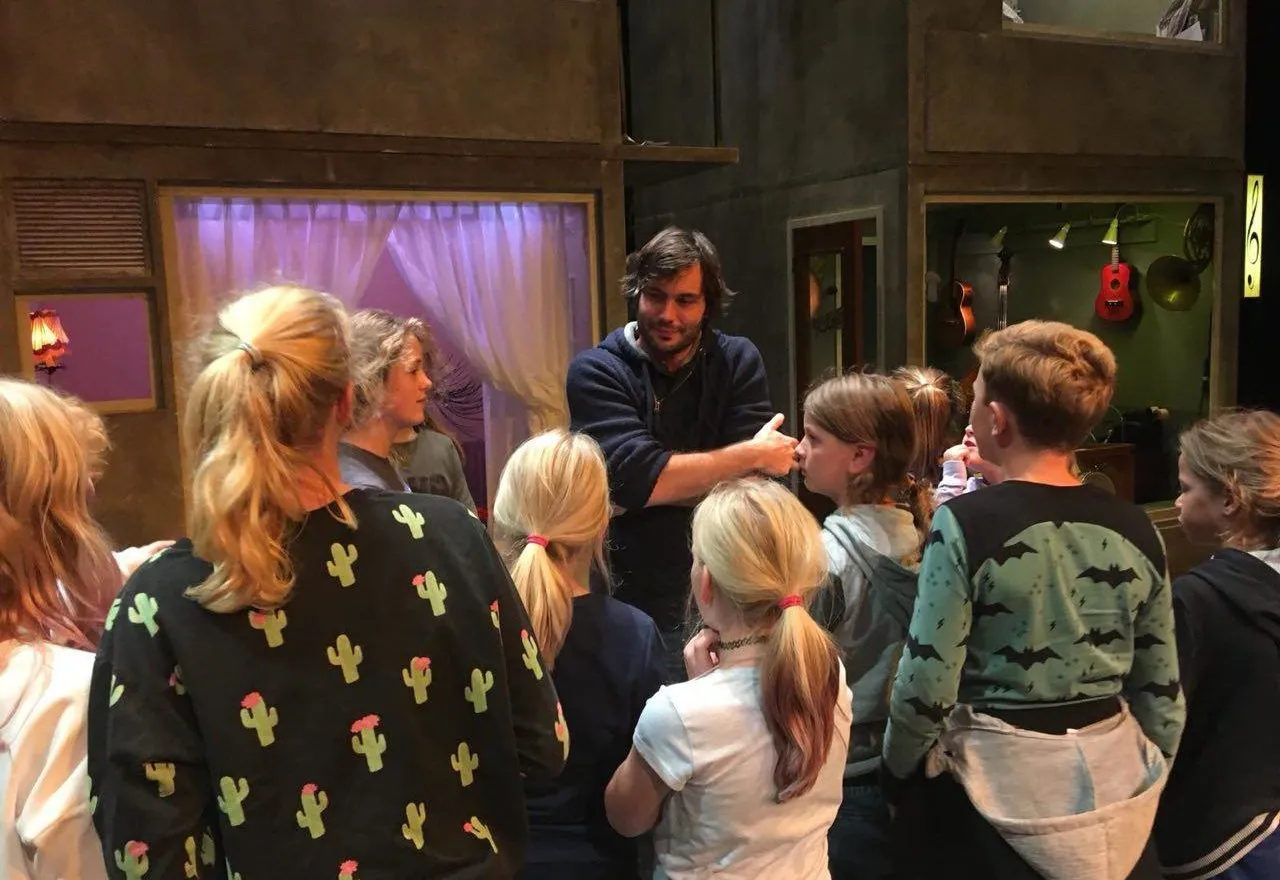 cursisten vrijdag spelen bij het houten huis in martiniplaza e1541848704281