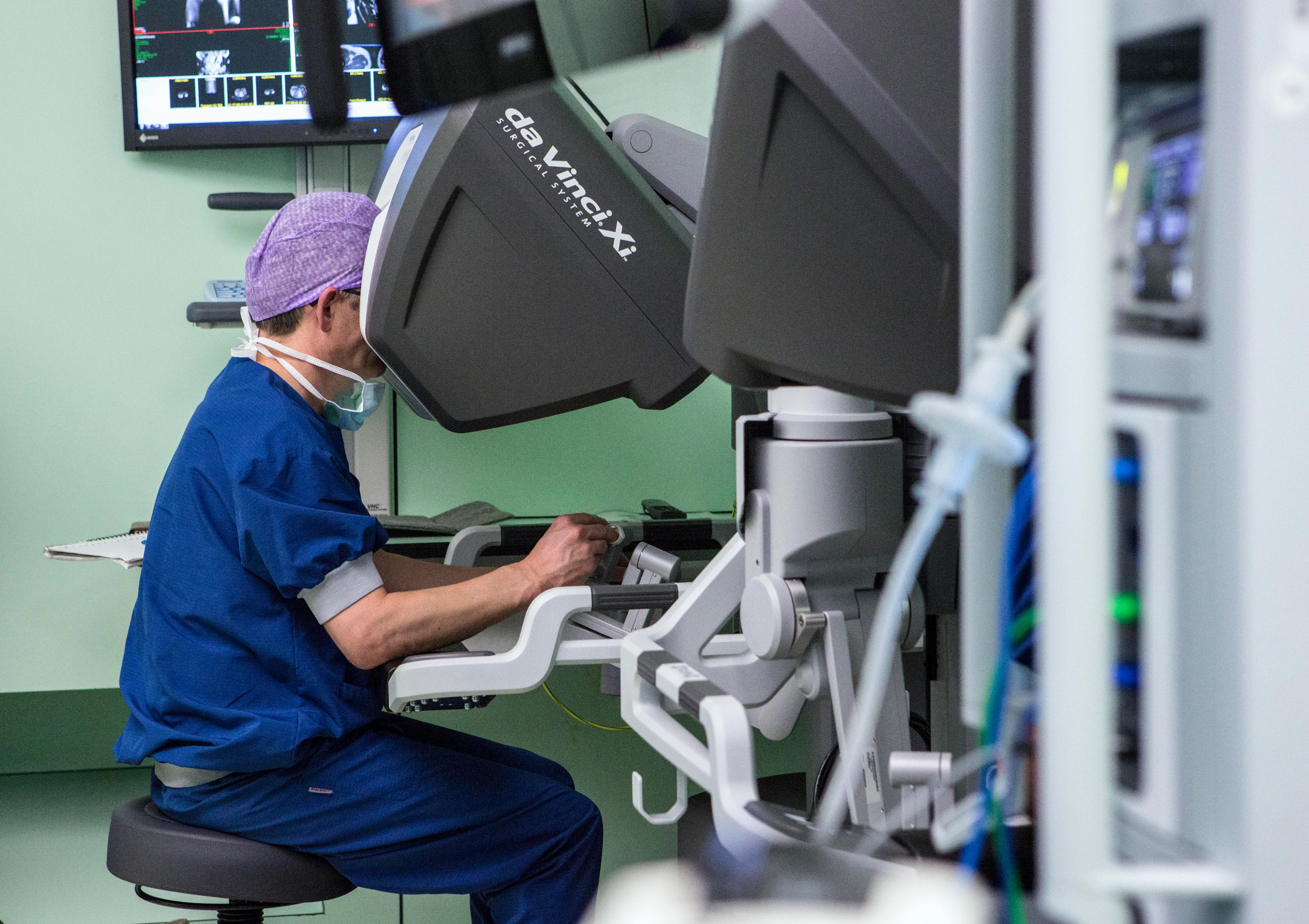 de operateur stuurt vanuit het bedieningspaneel de armen van de robot aan