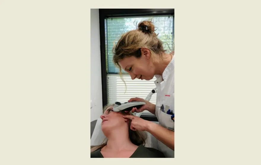 dermatoloog petra harms onderzoekt een verdacht plekje op de huid
