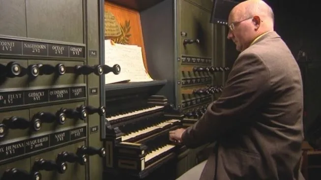 erwin wiersinga op het orgel in de martinikerk ipe van deen1