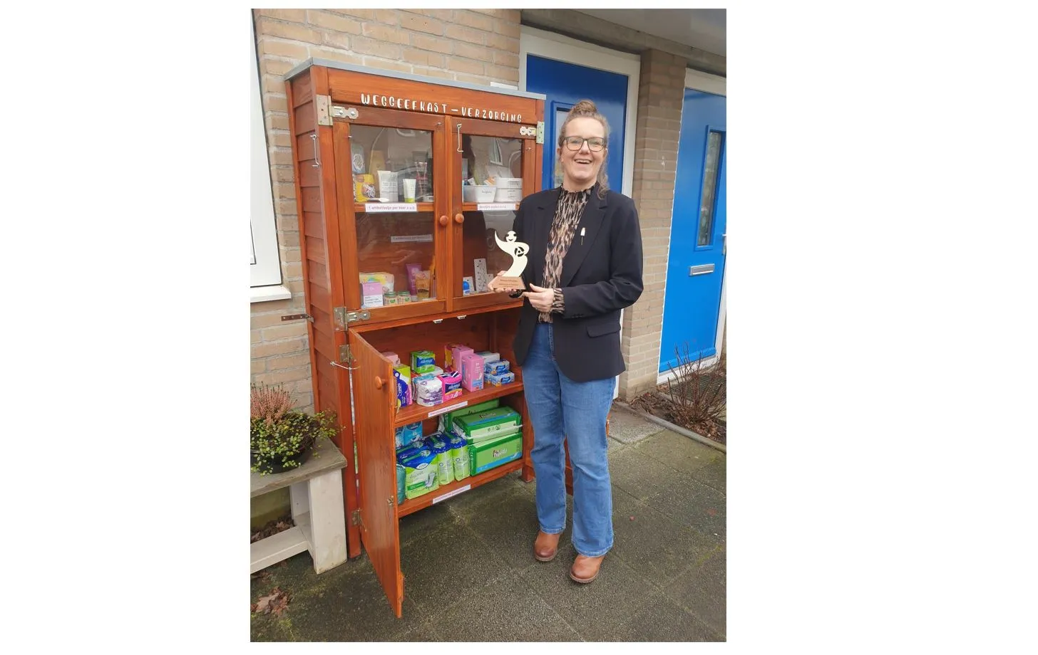 esther smid neemt de circulaire kringlogo bokaal van resthout in ontvangst