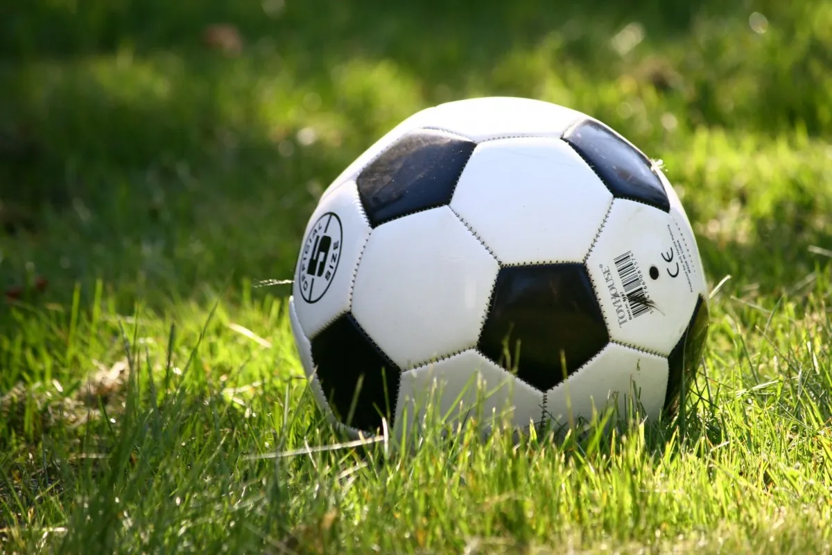 football grass play football games soccer garden summer activity 623521 bal voetbal