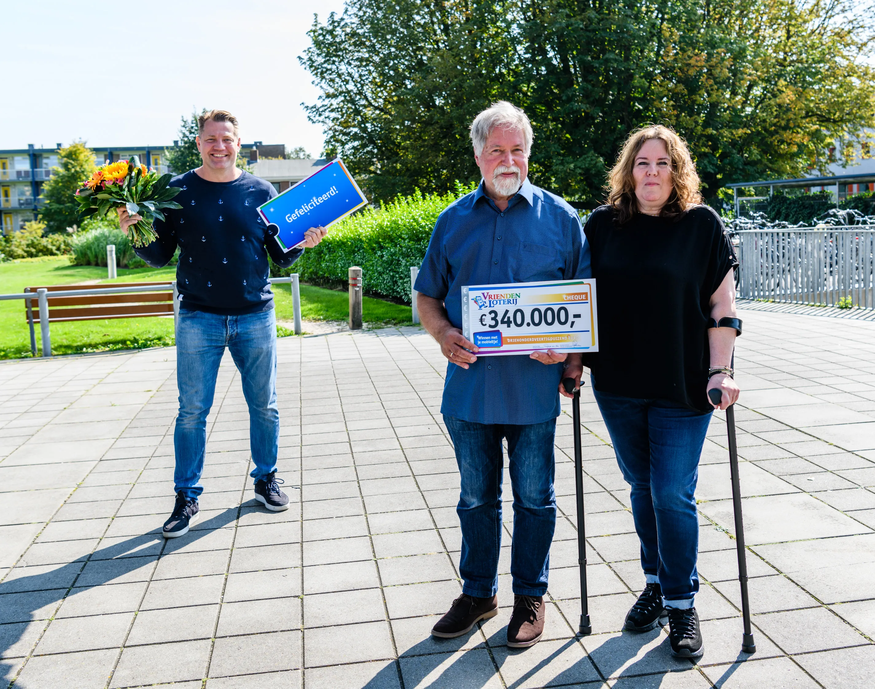 foto 2 wim uit groningen verrast met een cheque van 340000 euro van vriendenloterij jurgen jacob lodder