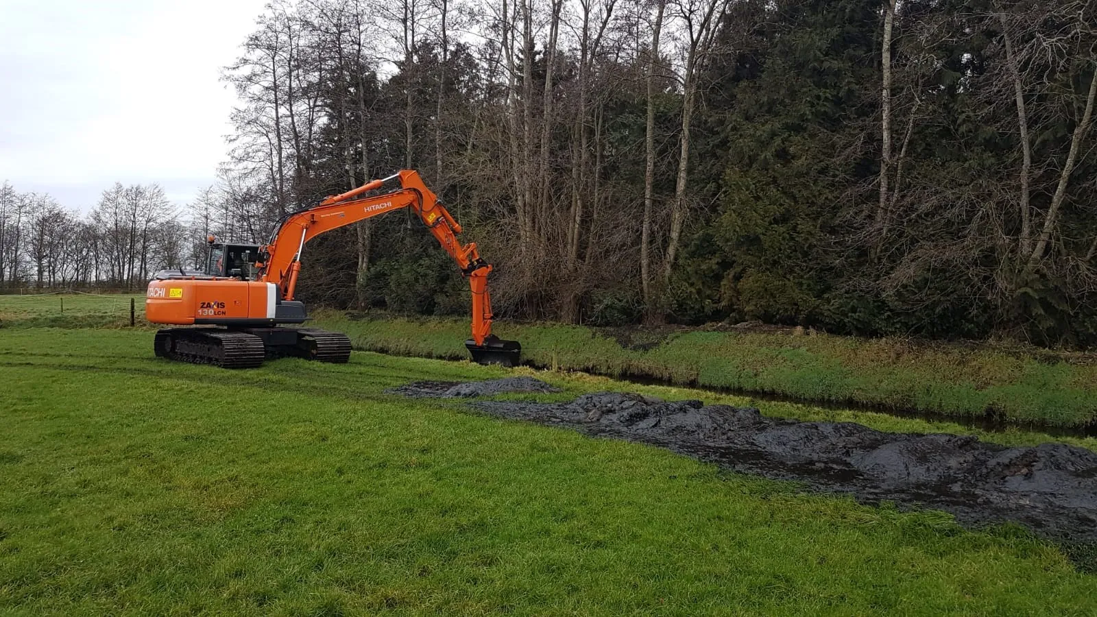 foto bagger op de kant leggen 1 waterschap noorderzijlves
