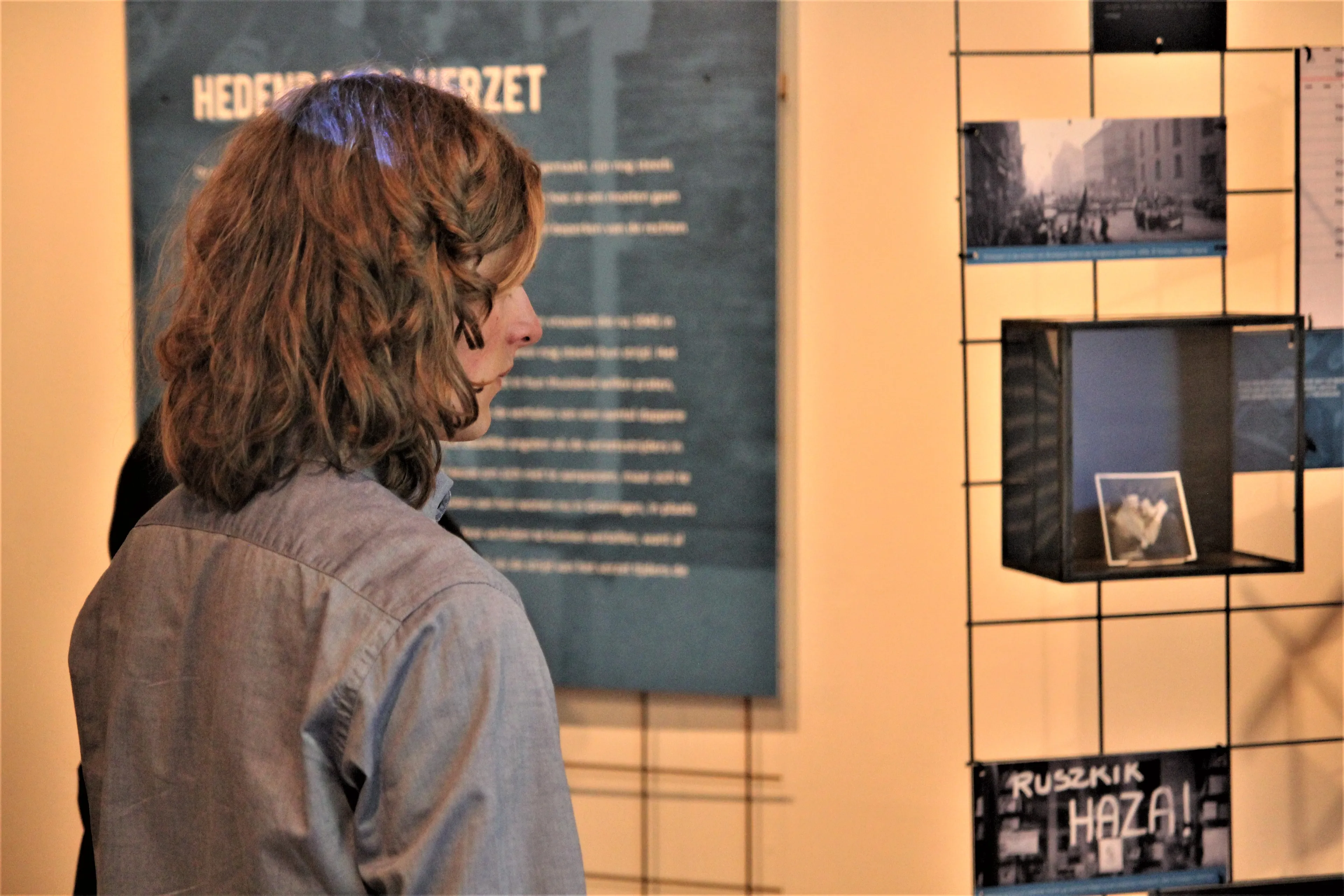 foto bezoeker tentoonstelling foto bezoeker in de tentoonstelling voortdurend verzet fotograaf antrude oudman