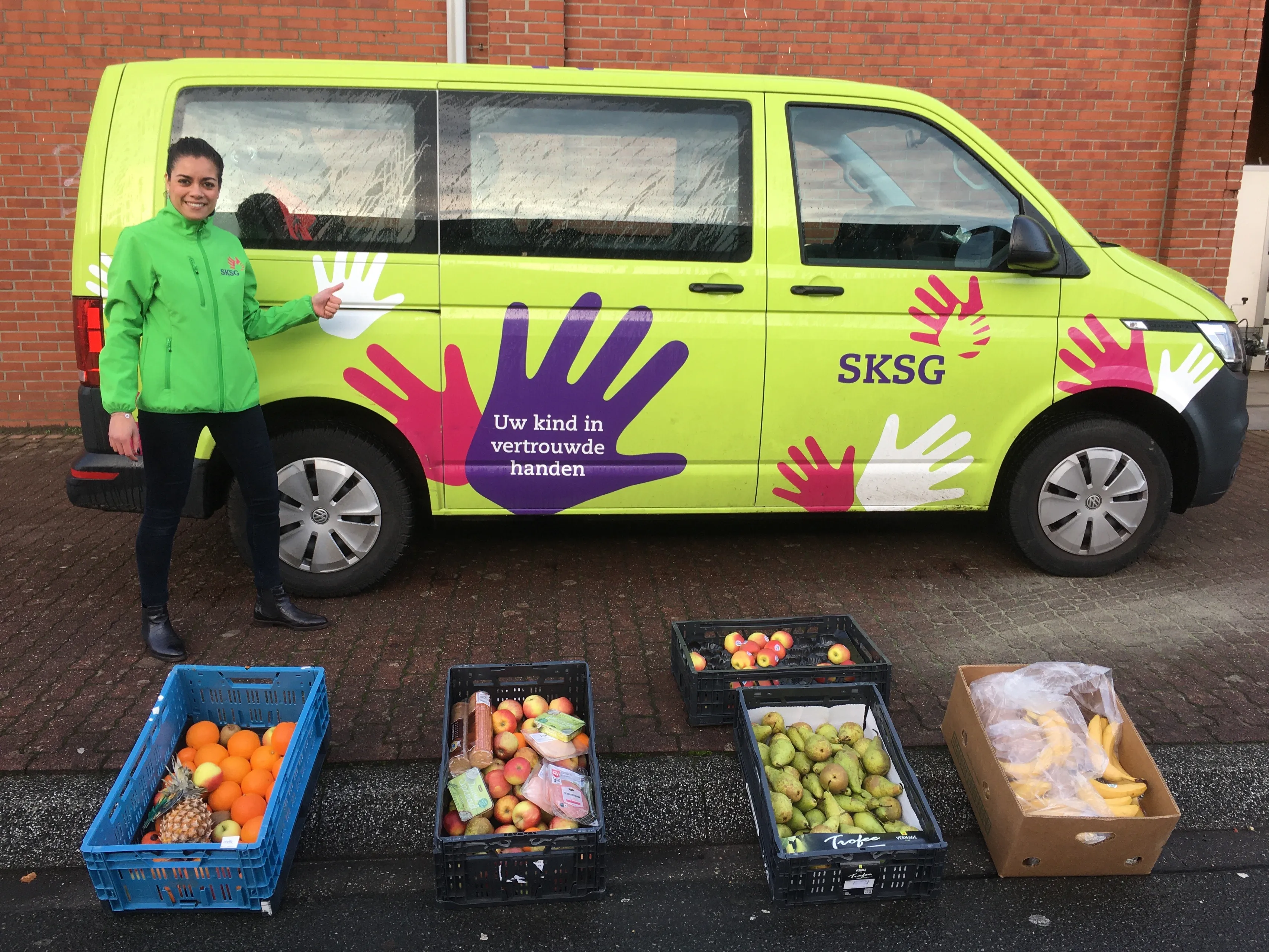 foto kratten met verse producten van sksg voor de voedselbank sksg
