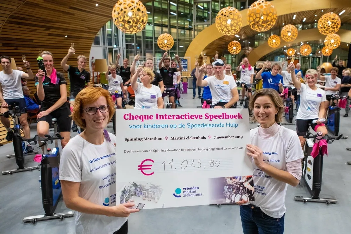 foto spinning marathon 2 1 laura de vries overhandigt de cheque van 1100380 aan idi de boer van de spoedeisende hulp martini ziekenhuis