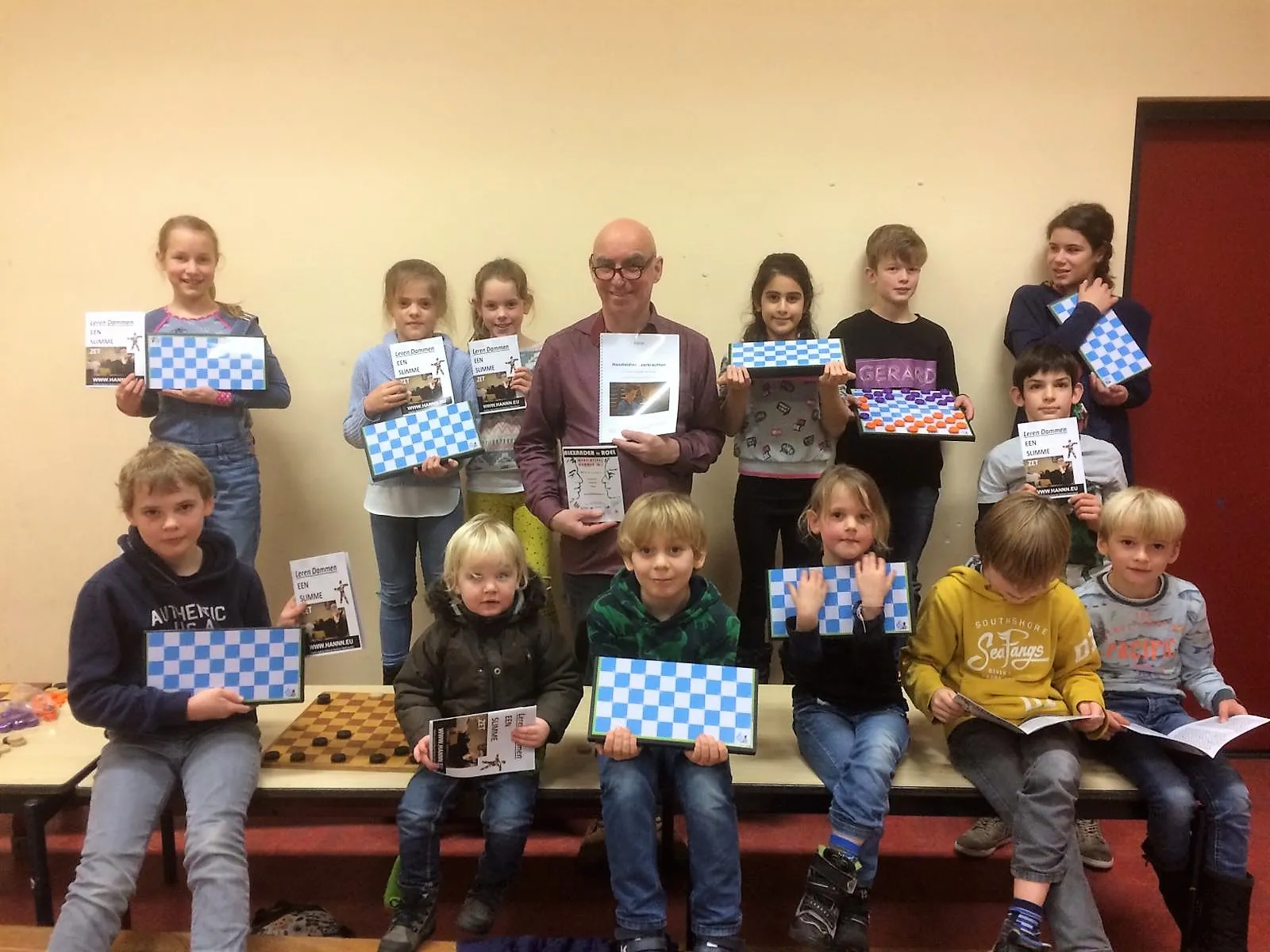foto uitdelen schooldampakket groningen foto danny staal