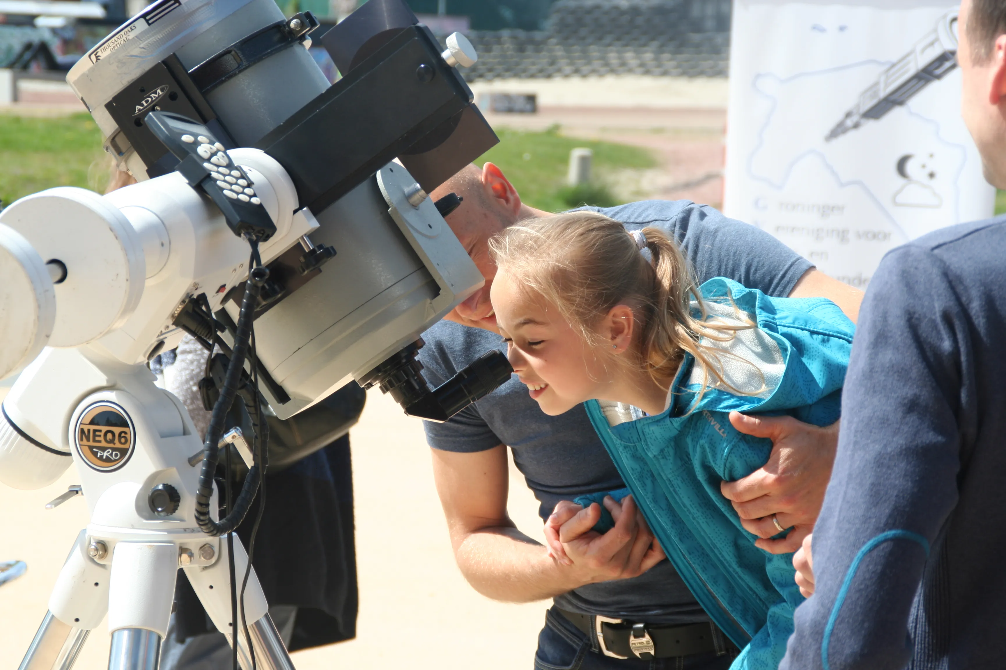 foto2 kijken door een zonnetelescoop foto blaauw sterrenwacht door rien van de weijgaert