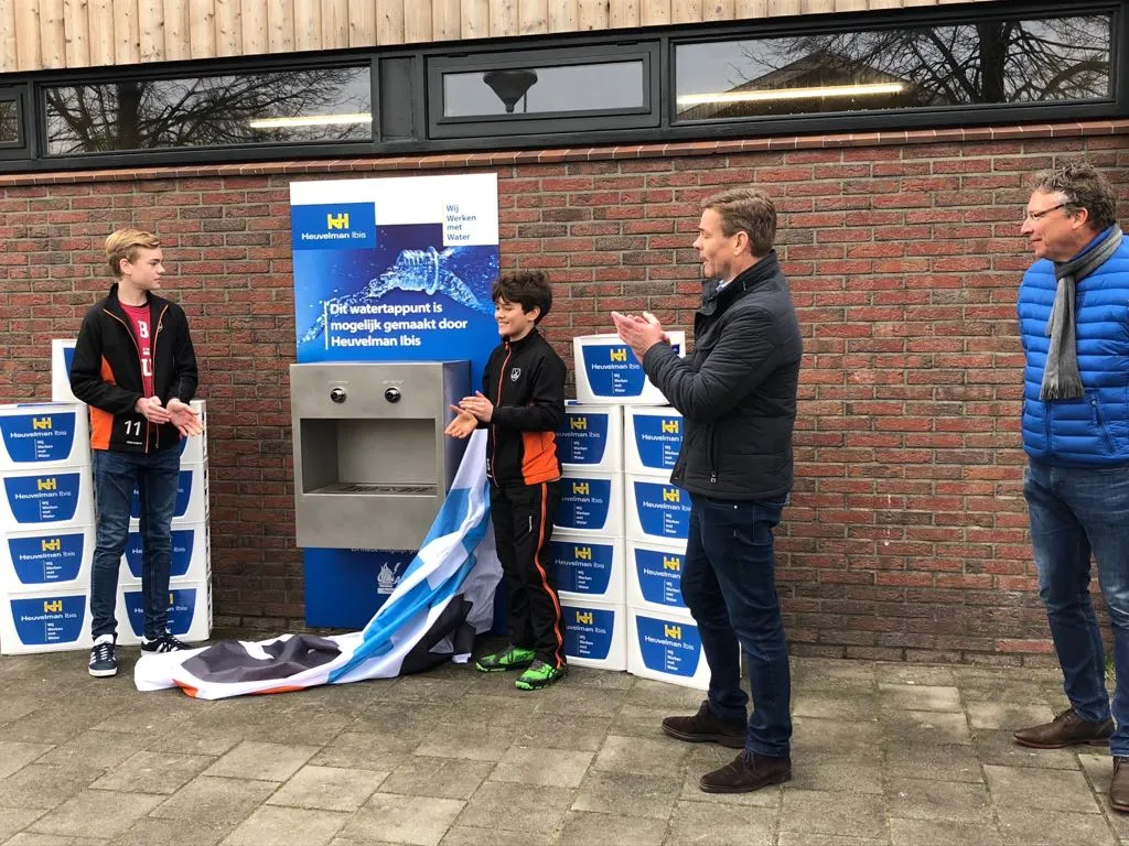 ghhc opent watertappunt teamtap twee jeugdleden van ghhc openen het watertappunt van in bijzijn van de sponsoren