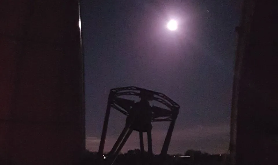 gratama telescoop in de koepel van de blaauw sterrenwacht met de bijna volle maan hoog aan de hemel e1540819531243