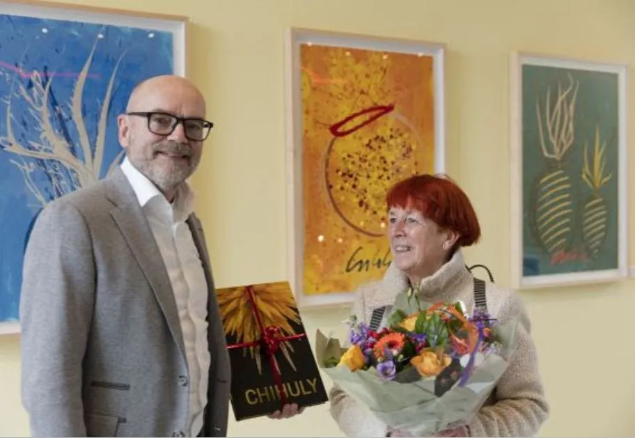 groninger museum verwelkomt 100000ste bezoeker chihuly groninger museum foto marten de leeuw