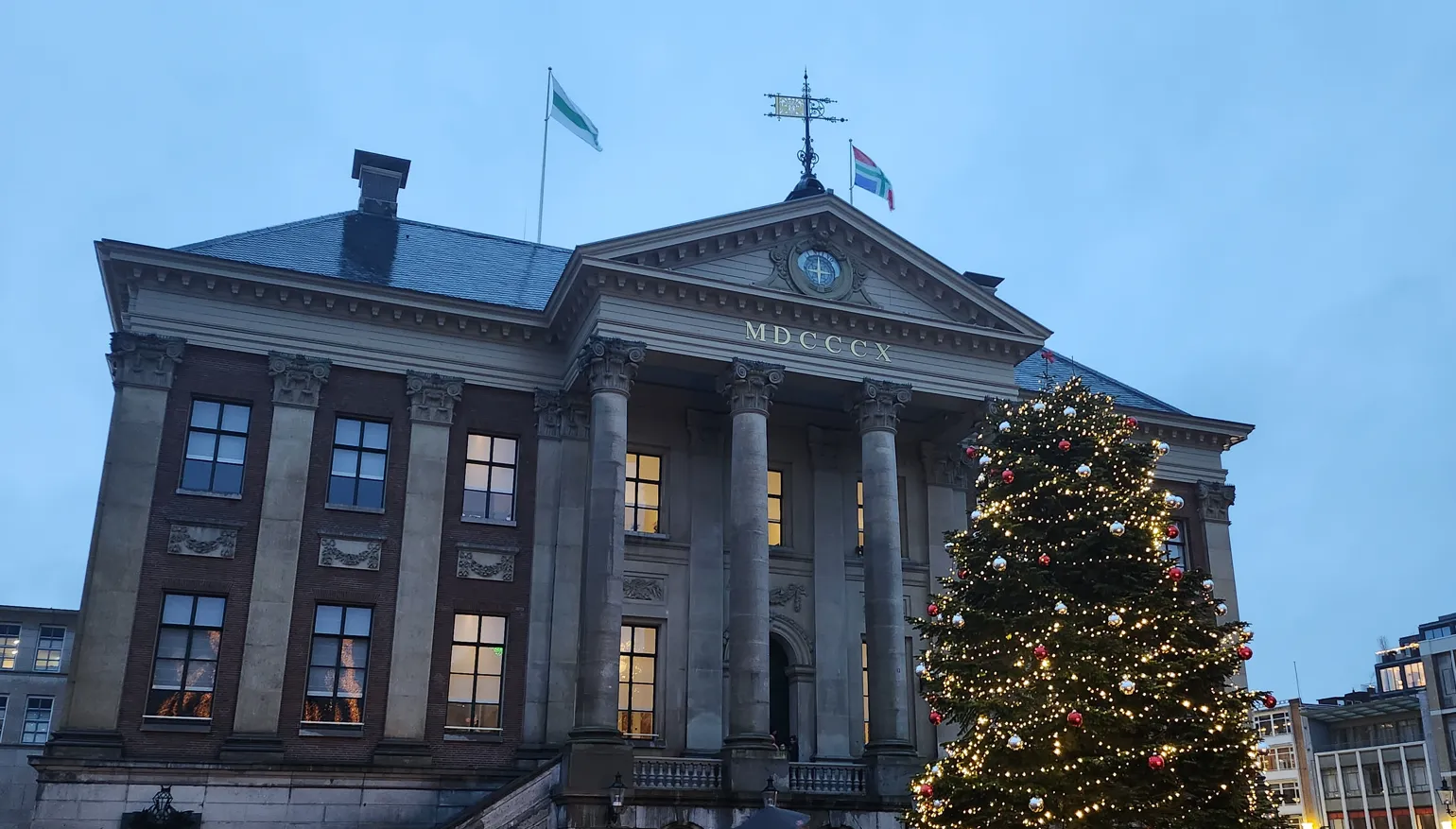 grote markt kerstboom somber