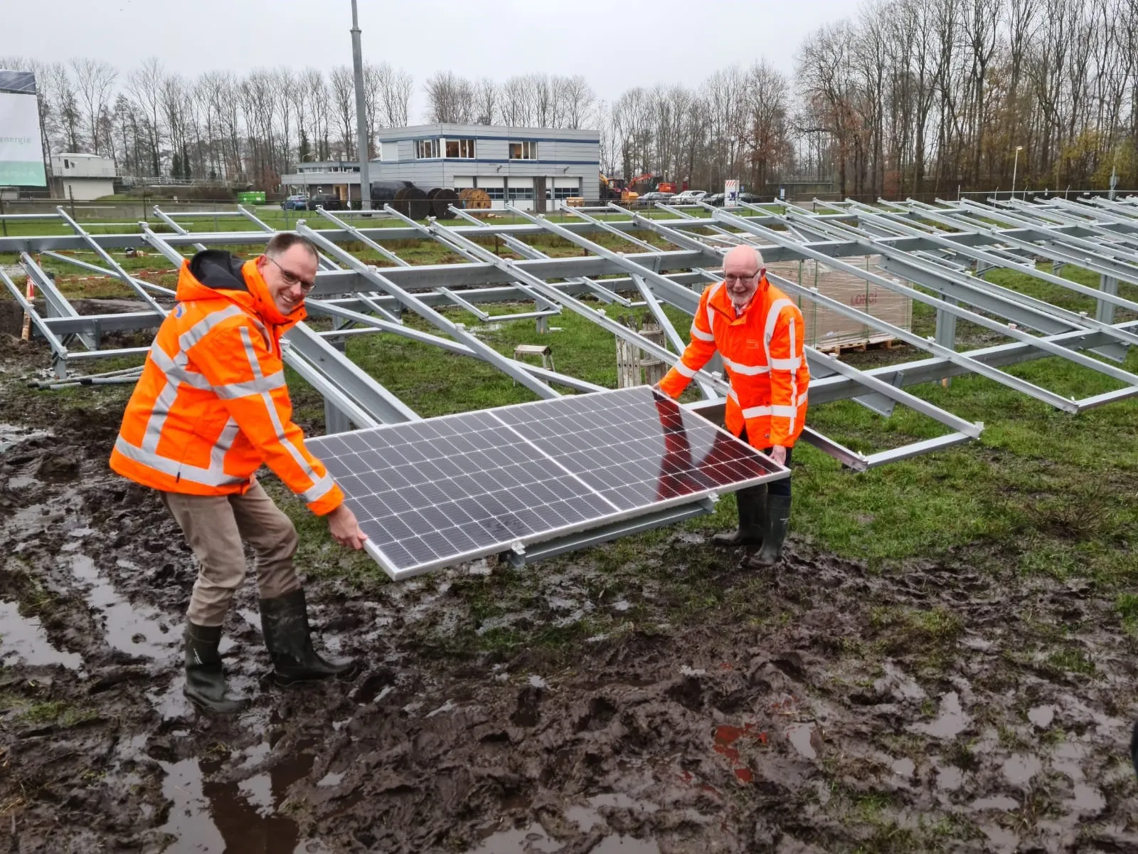 herman beerda en tjitse mollema leggen eerste zonnepaneel waterschap noorderzijlvest