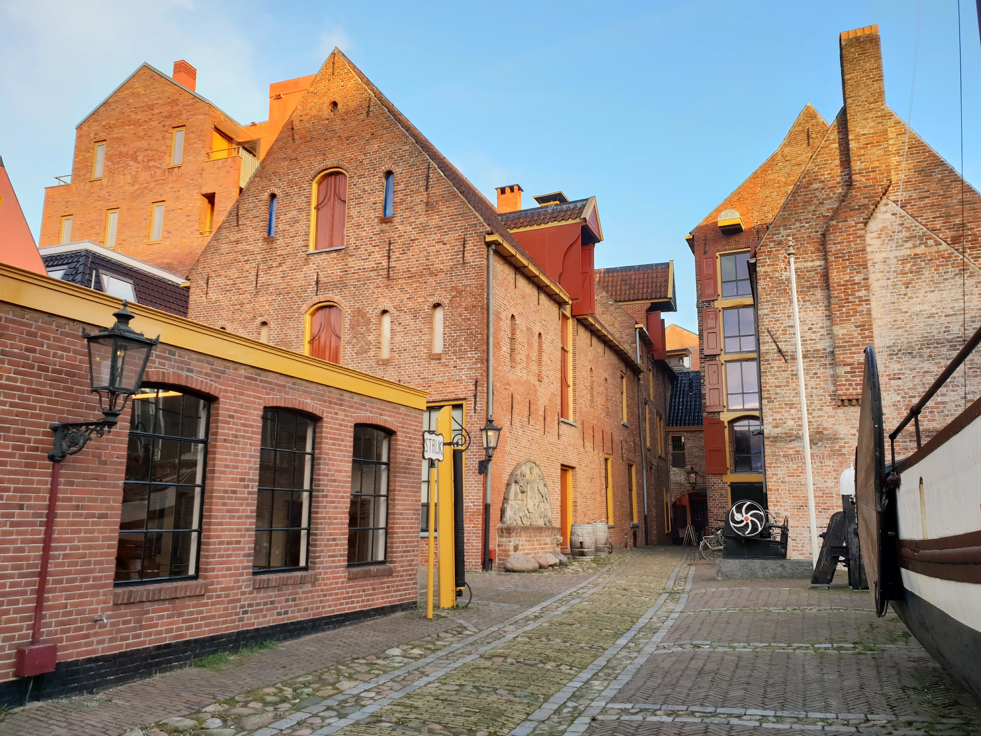 historische binnenplaats met motorenhal canterhuis en gotisch huis foto noordelijk scheepvaartmuseum