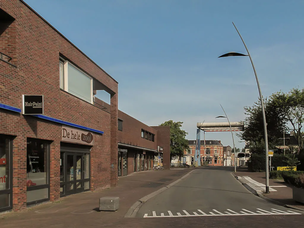 hoogkerk straatzicht de zuiderweg met de hoogkerksterbrug cc by sa 30 wik comm michielverbeek
