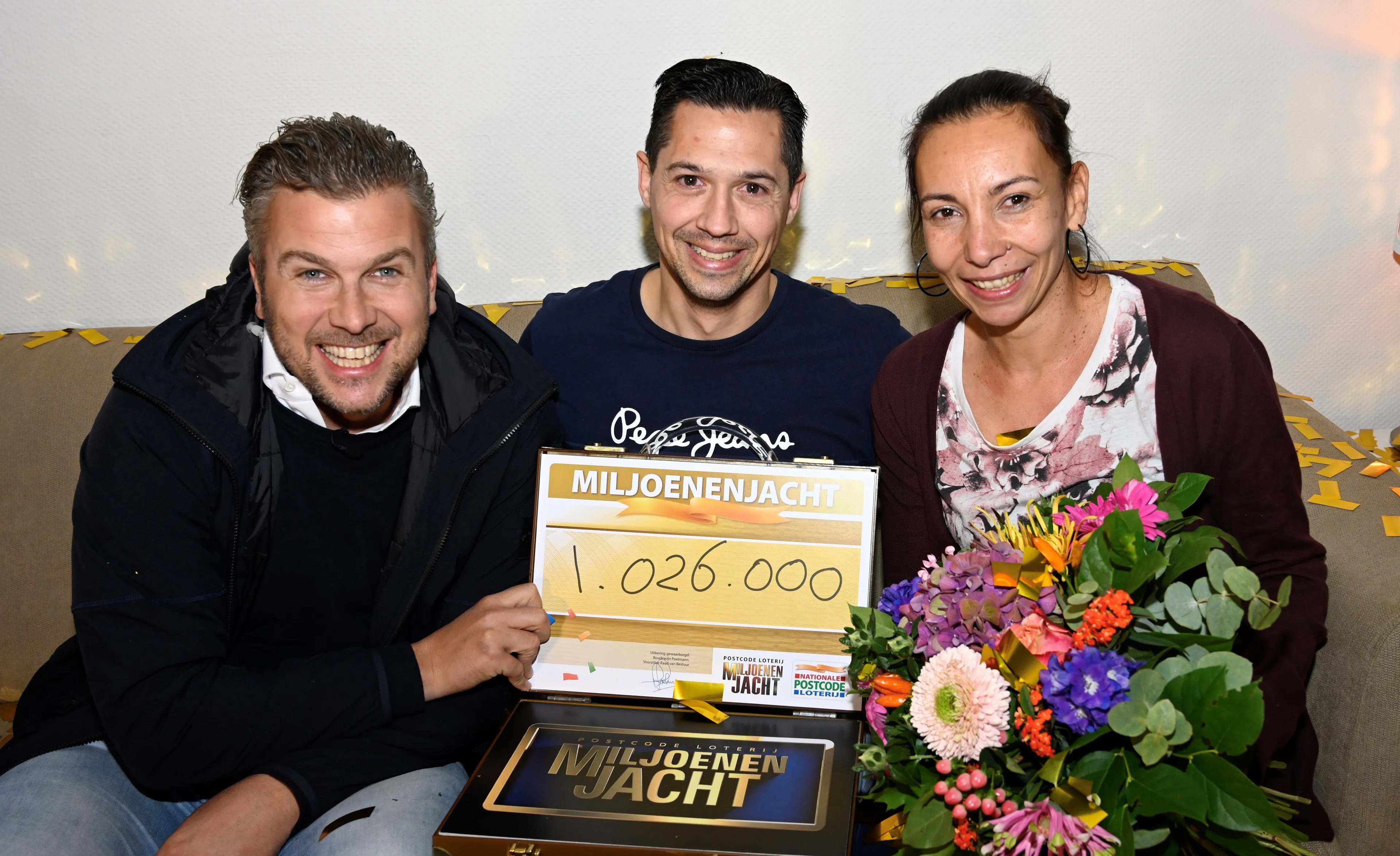 johann en zijn vriendin sally worden door postcode loterij ambassadeur winston gerschtanowitz verrast met een cheque van 1026000 euro fotocredits roy beusker e1538393415911